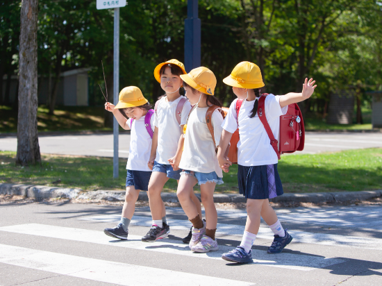 画像:駅のホームでの人々