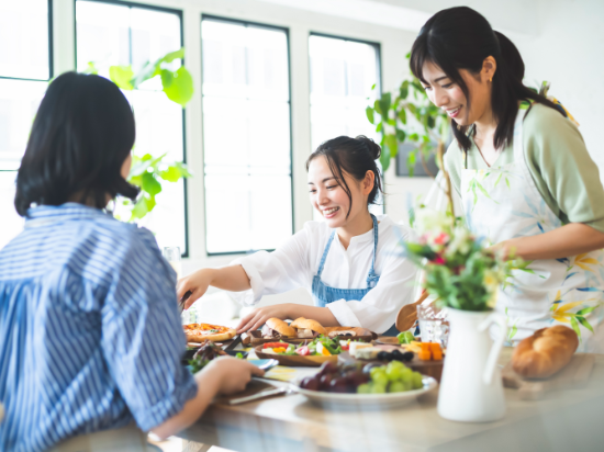 画像:仲間との食卓